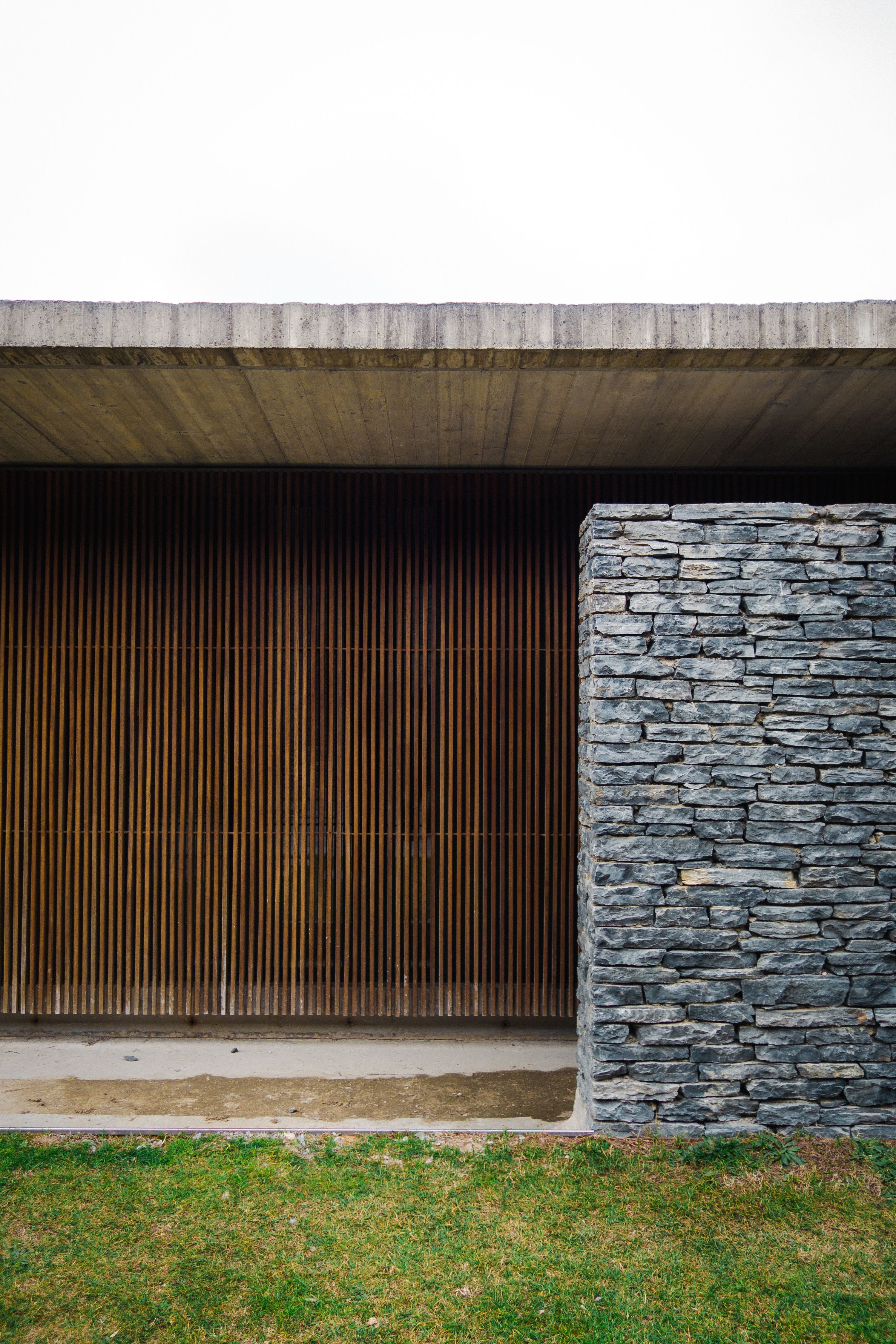 Minimalist stone and wooden wall design in İstanbul, capturing modern architecture.