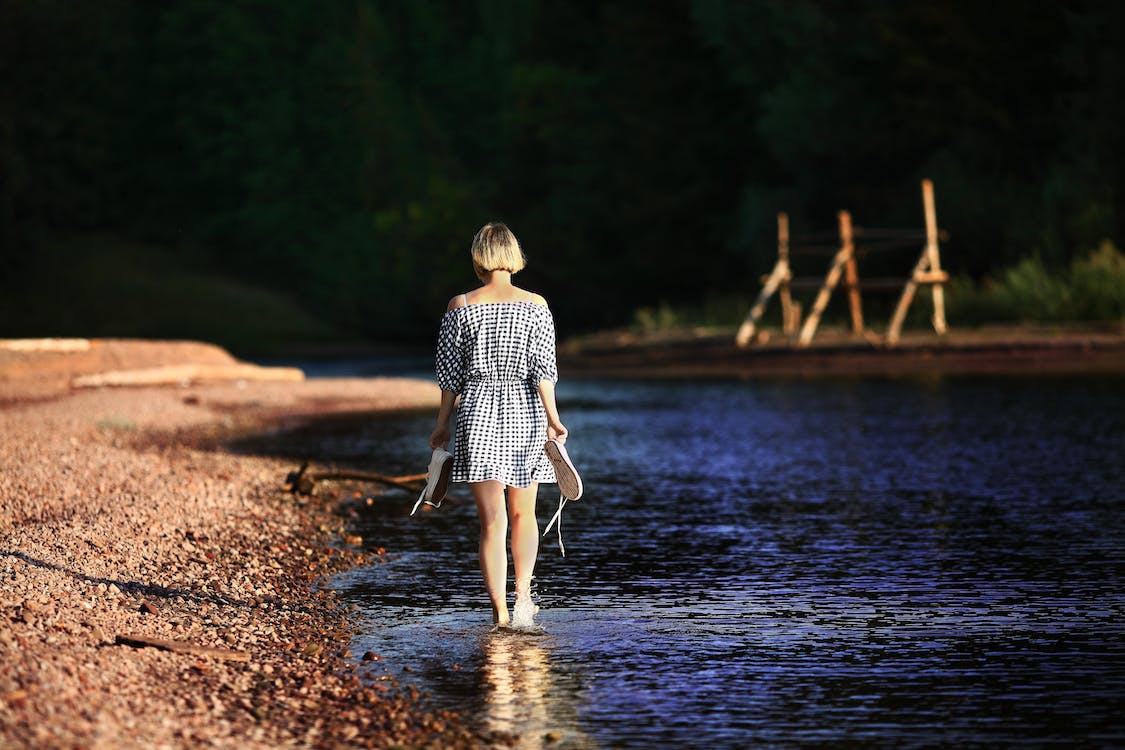 무료 물 몸 가까이 걷는 여자 스톡 사진