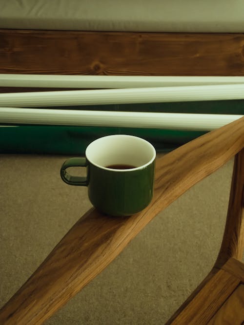 Бесплатное стоковое фото с вертикальный выстрел, деревянная мебель, кружка