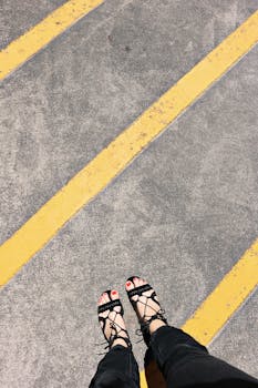 黄色条纹人行道上的时尚鞋类，彰显现代设计风格