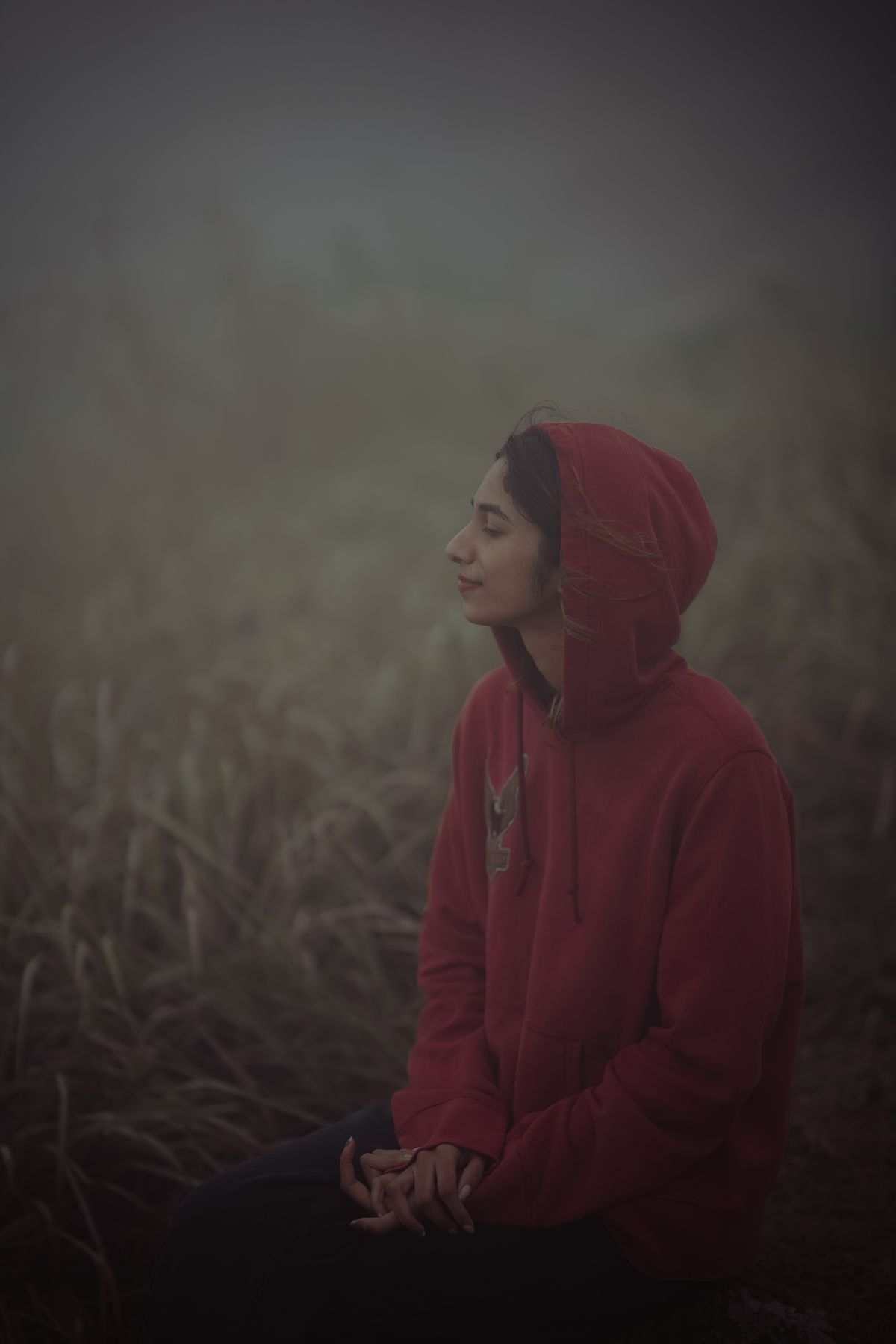 Méditation dans un paysage brumeux