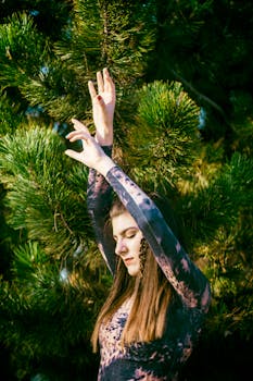 一名年轻女子在郁郁葱葱的松林中优雅地摆姿势