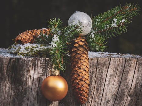 白雪皑皑的木制表面上摆放着圣诞松果和装饰品，非常适合节日主题