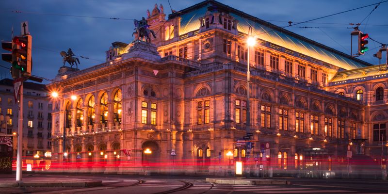 La Ópera de Viena iluminada al anochecer