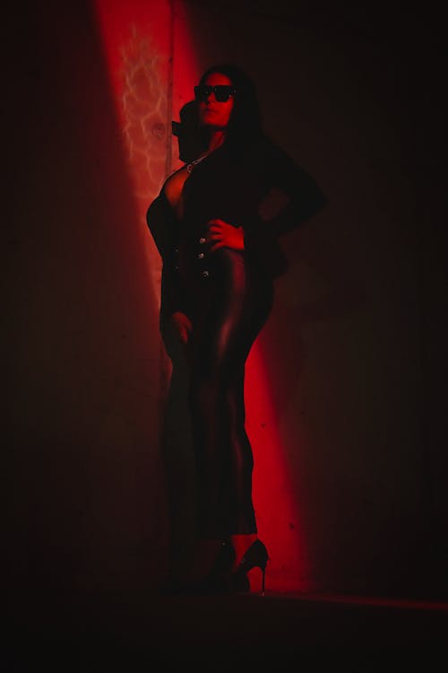 검은 옷, 빨간불, 서 있는의 무료 스톡 사진
