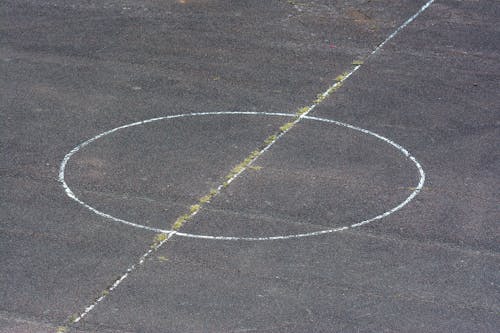 Foto profissional grátis de asfalto, campo de jogo, chão