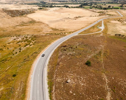 araba, arazi, drone çekimi içeren Ücretsiz stok fotoğraf