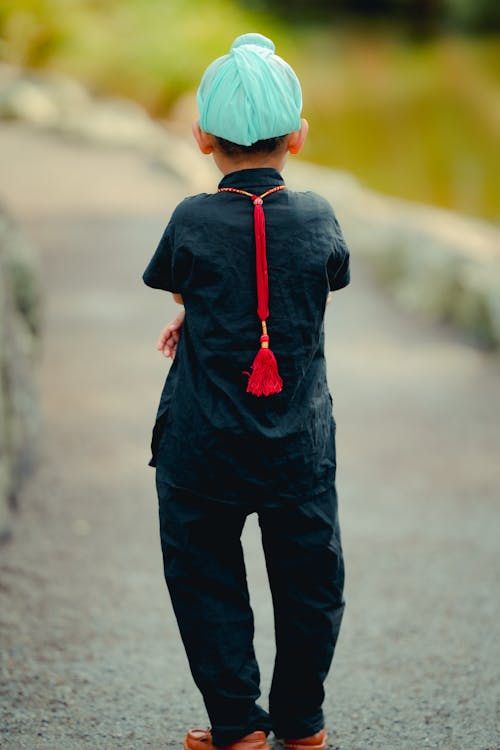 Foto stok gratis anak laki-laki berbaju hitam, anak laki-laki India, benang merah