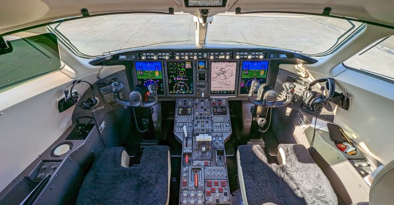 Pilot’s stabbing on Dubai‑Israel flight sparks investigation into motive