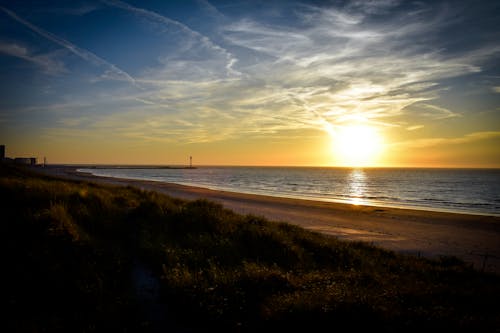 Seeufer Neben Gewässern Während Des Sonnenuntergangs