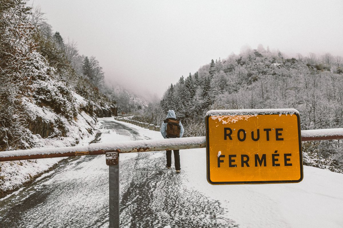 Panou Route fermee pe un drum alpin inzapezit