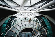 现代建筑环境中，螺旋楼梯和玻璃屋顶显得格外迷人