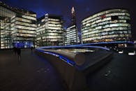 伦敦的现代建筑与碎片大厦在夜晚照亮了城市景观