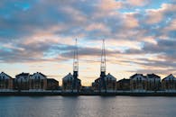 日出时分，英国大伦敦城市海滨的建筑与起重机构成一道风景