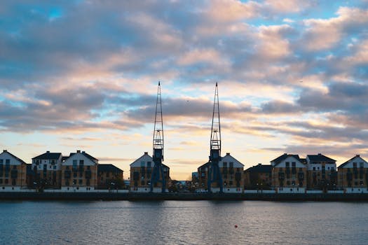 日出时分，英国大伦敦城市海滨的建筑与起重机构成一道风景