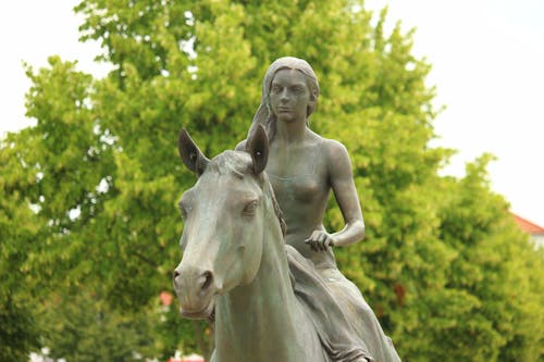 grátis Estátua De Mulher A Cavalo Foto profissional