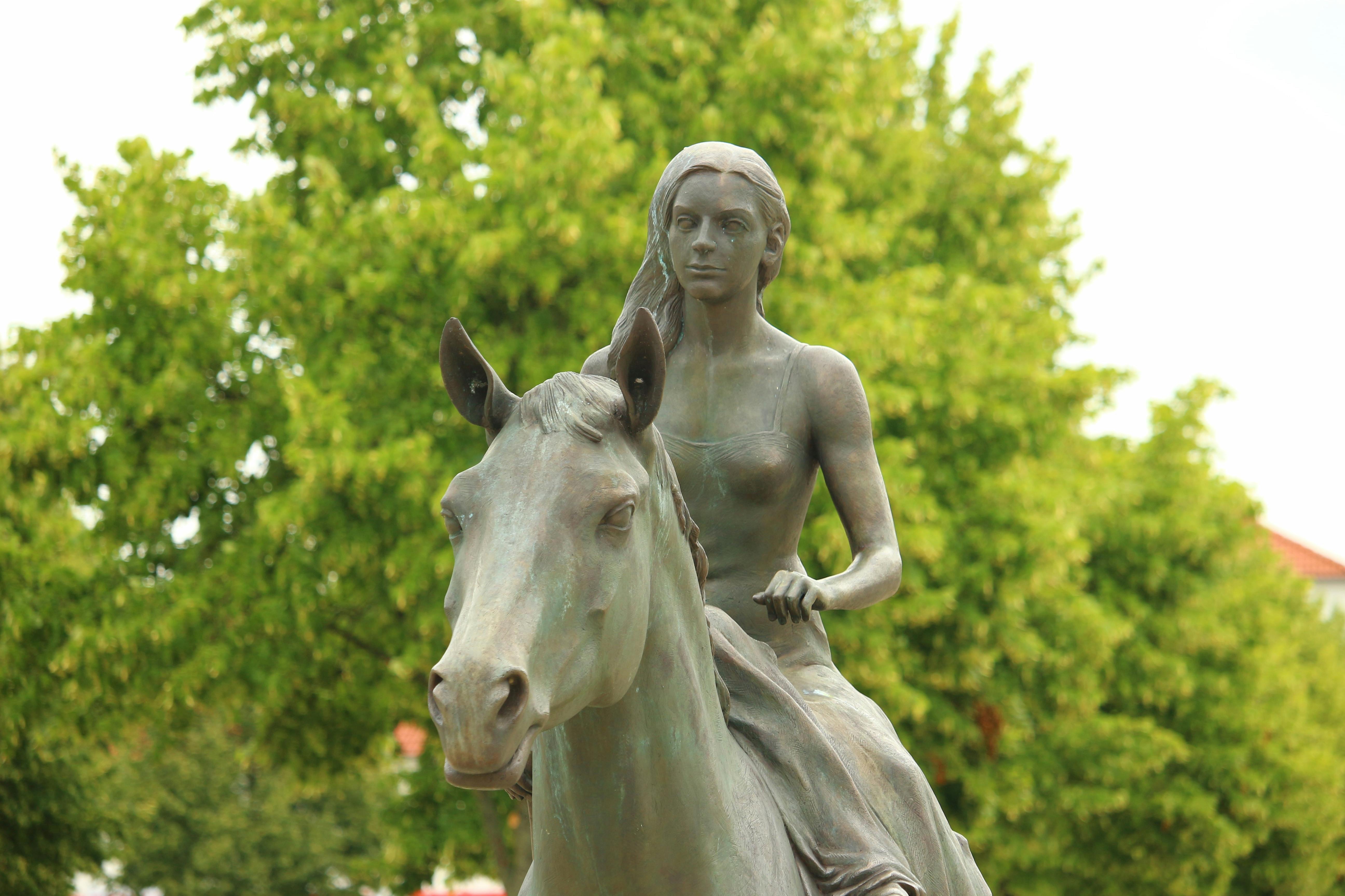 Estátua De Cavalo Em Frente a Um Céu Nublado Foto de Stock