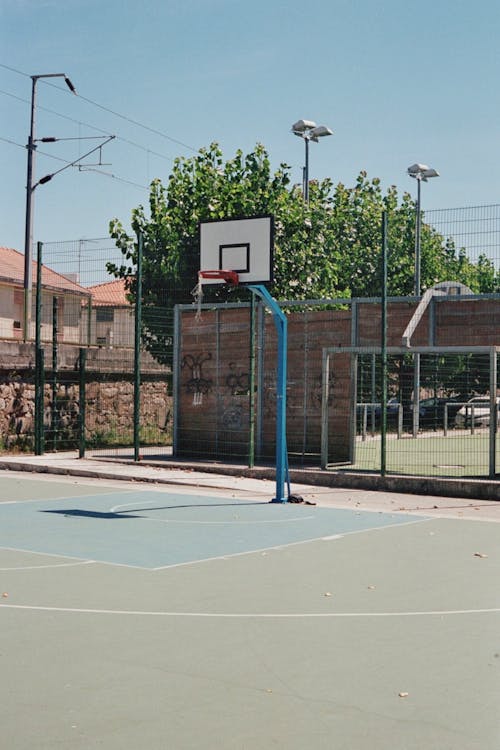 Basket potası, Basketbol sahası, binalar içeren Ücretsiz stok fotoğraf