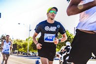 在阳光明媚的日子里，动态捕捉马拉松运动员在户外比赛