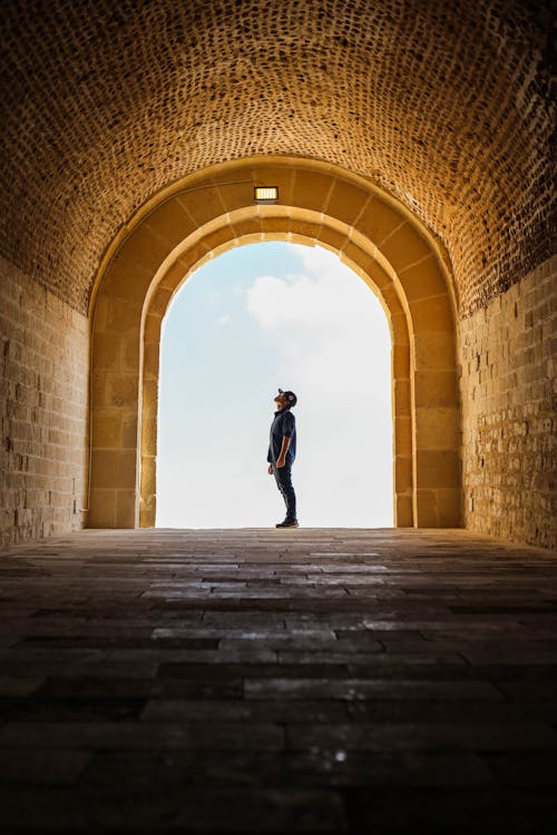 Homme Debout à L'intérieur D'un Temple