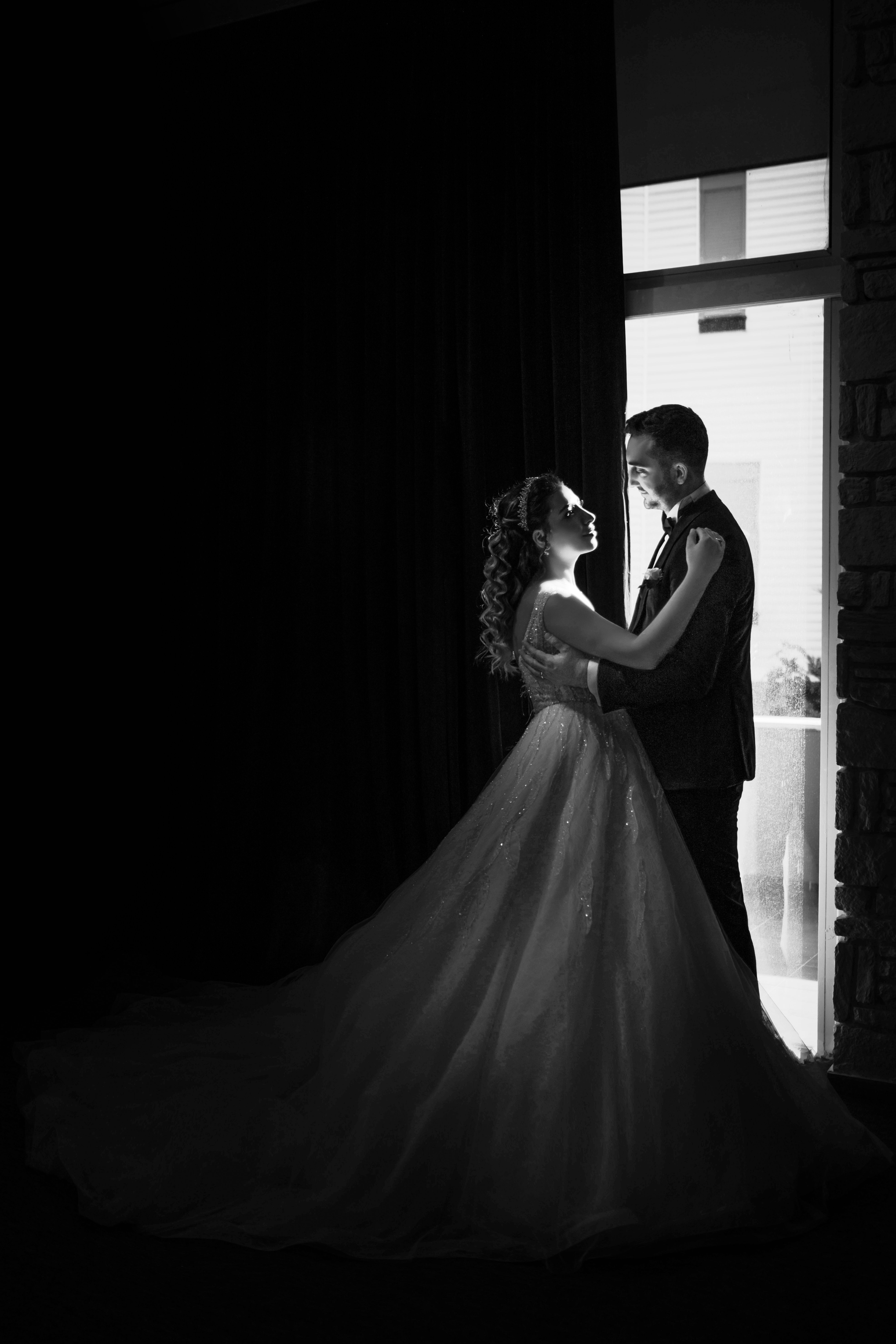 Newlywed Couple in Black and White · Free Stock Photo