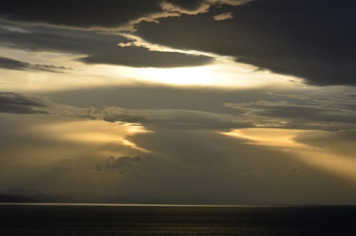 Ilmainen kuvapankkikuva tunnisteilla auringonvalo, dramaattinen taivas, meri