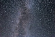 这片迷人的星空景观以银河为特色，非常适合天文爱好者