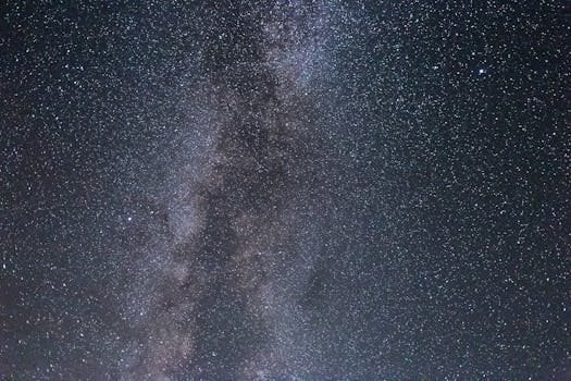 这片迷人的星空景观以银河为特色，非常适合天文爱好者