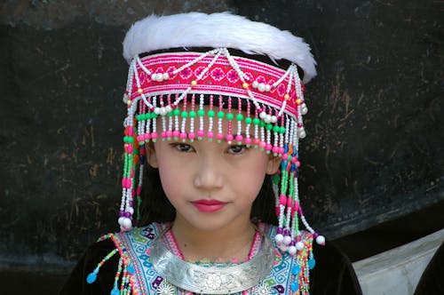 Menina Usando Boné De Contas Rosa E Verde