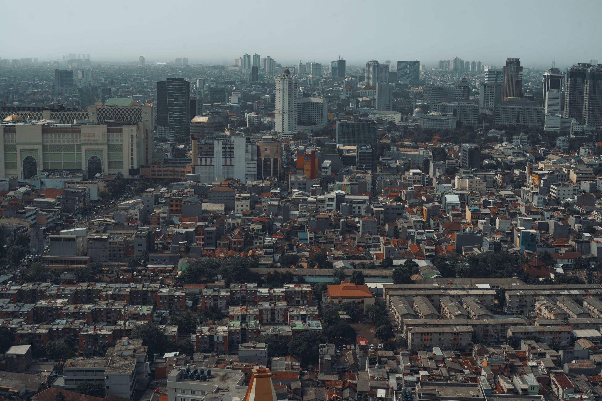 Pus altında Jakarta şehir silüeti