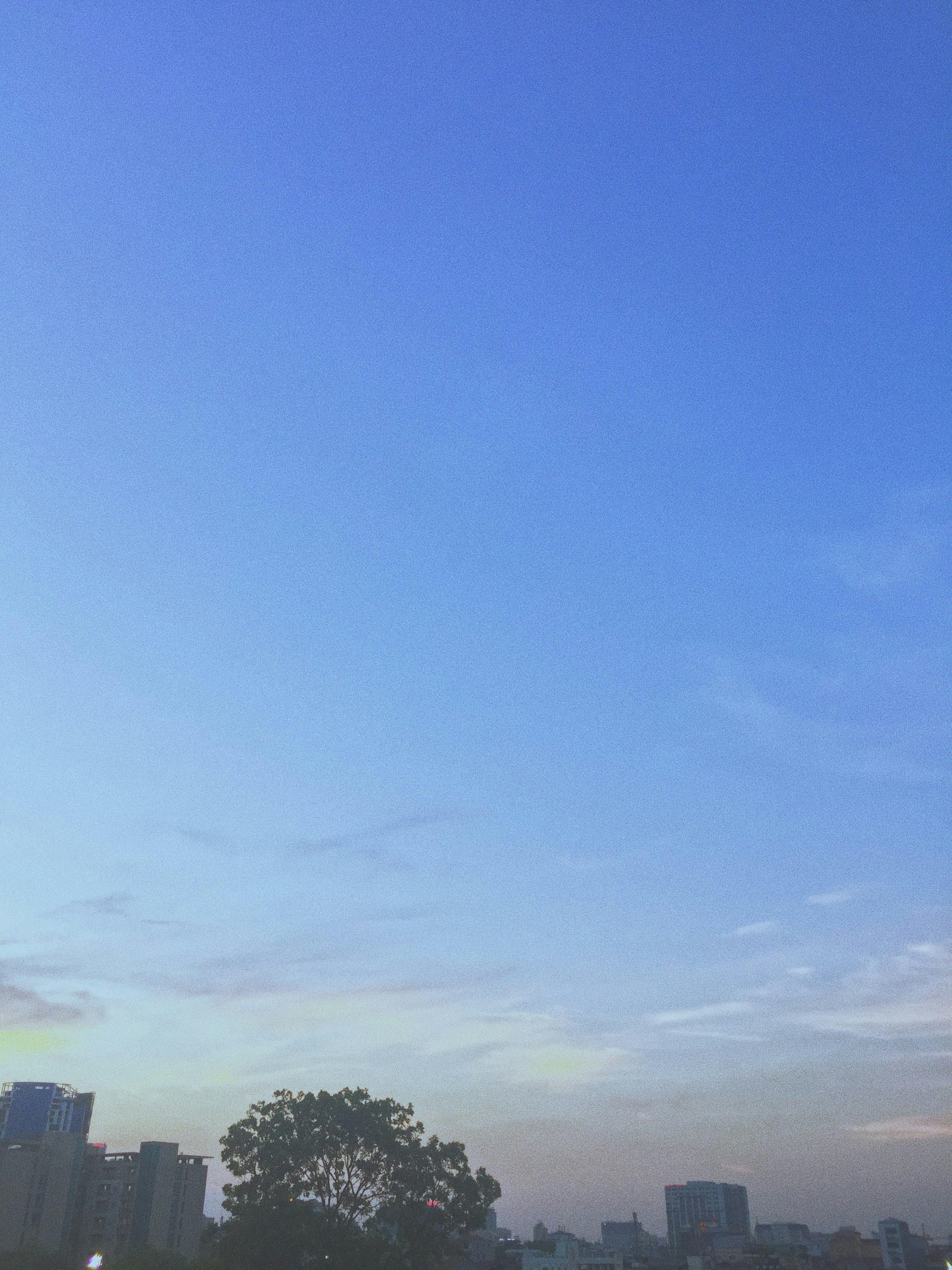 アジアの都市の密集した住宅街と交通