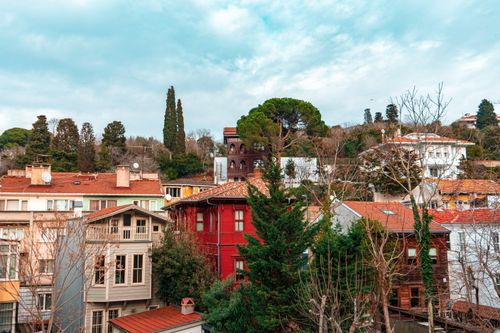 Free Charming historic houses in Üsküdar, Istanbul, framed by lush trees and vibrant facades. Stock Photo