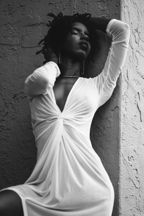Gratis lagerfoto af afrikansk kvinde, elegant, hvid kjole