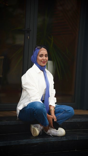 áo sơ mi, quần jeans và chiếc khăn xanh, cuối tuần đơn giản nhất có thể 💙
#hômnaymặcgì #white #shirt #jeans