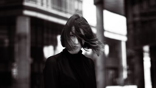 бесплатная Фотография женщины в серых тонах Стоковое фото