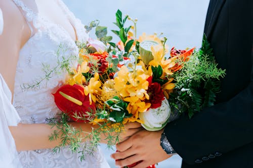 Sposa E Sposo Che Tengono Mazzo Di Fiori