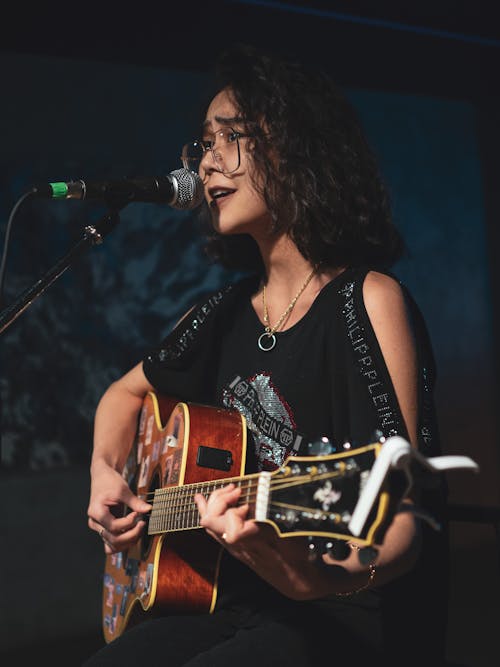 Foto stok gratis gitar akustik, kacamata, kaum wanita