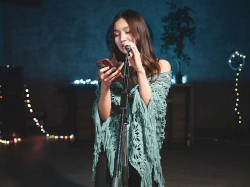 Бесплатное стоковое фото с выступление, женщина, микрофон