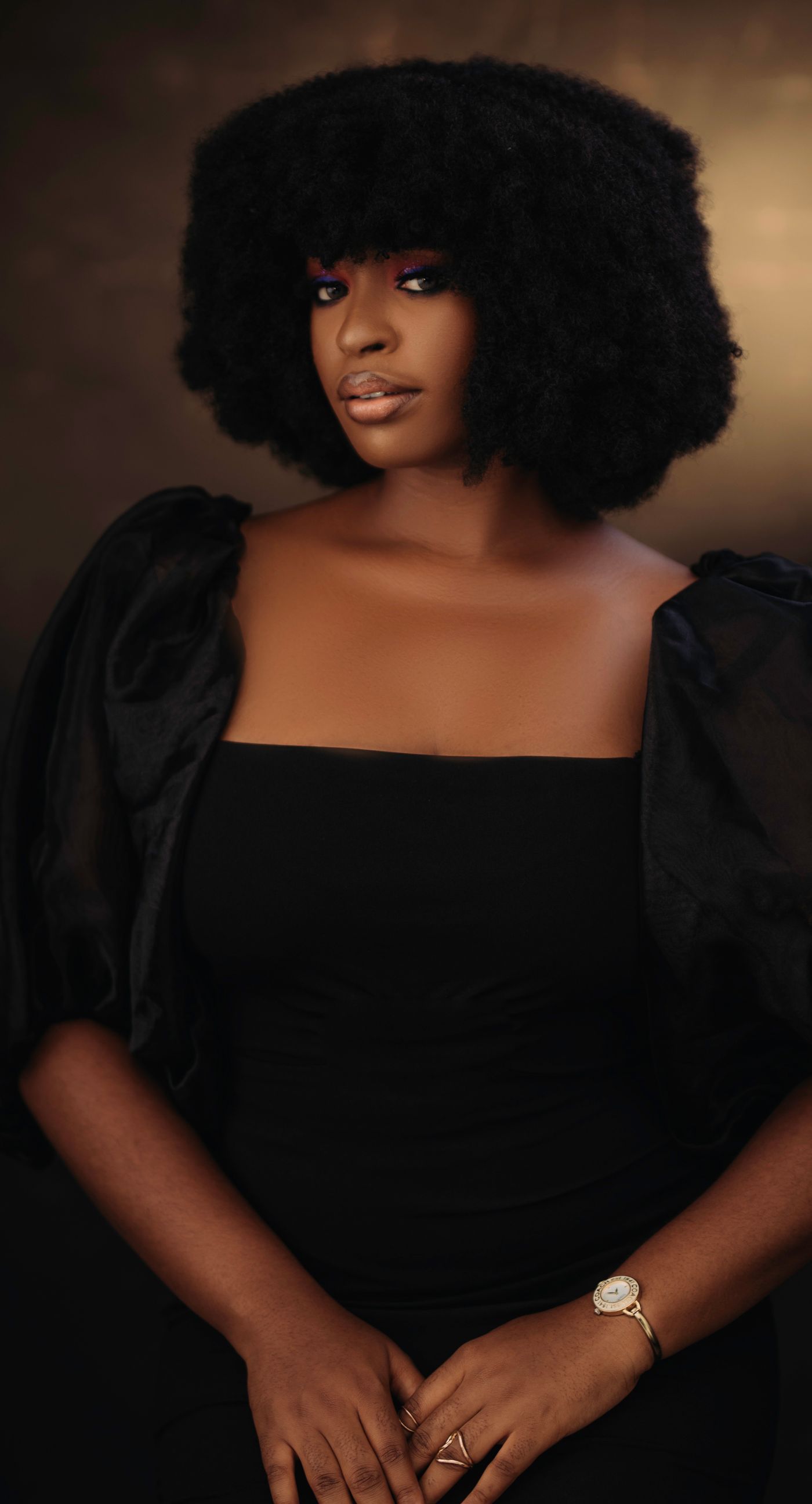 Modèle nigériane présentant une pièce élégante de la collection