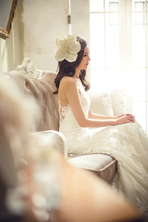 無料 白い花のウェディングドレスの女性 写真素材