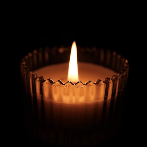 Бесплатное стоковое фото с вертикальный выстрел, горящая свеча, пламя
