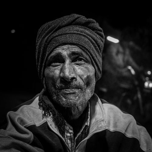 Free Stunning black and white portrait of an elderly man with a turban, showcasing deep emotion and character. Stock Photo