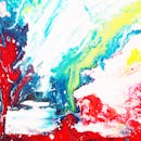 一幅充满活力的动态抽象艺术品，由红色、蓝色和黄色的油漆漩涡构成