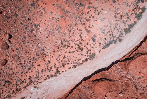 在北缘上空，航拍镜头捕捉到了引人入胜的侵蚀红色岩石地层和自然沙漠景观