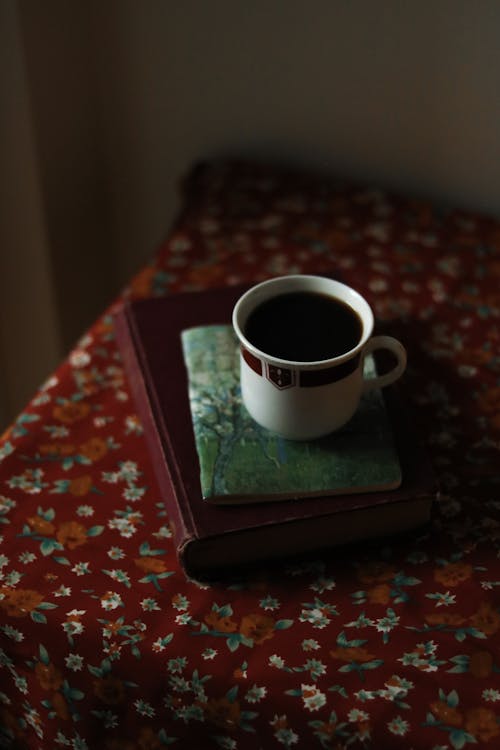 Imagine de stoc gratuită din cană de cafea, carte, cofeină