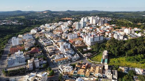 Free A stunning aerial view of Belo Horizonte's urban landscape with lush greenery. Stock Photo
