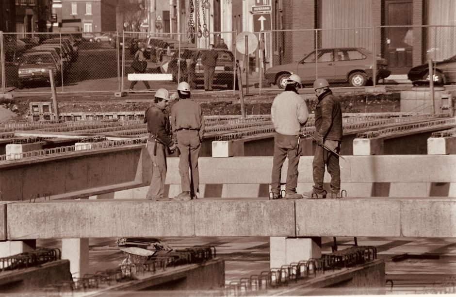 Muncitori în construcții discutând planurile unui proiect de infrastructură - lucrări publice coordonate de MDLPA