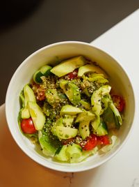 Bol de quinoa à l'avocat et aux tomates cerises, exemple de repas de rééquilibrage alimentaire