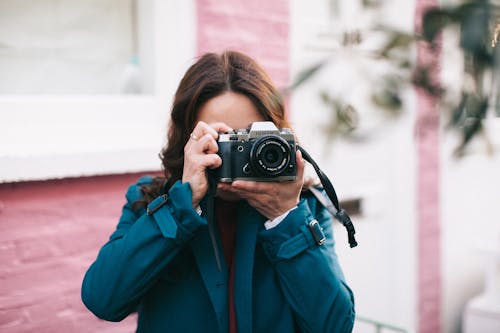 Free Photo of Woman Holding Camera Stock Photo