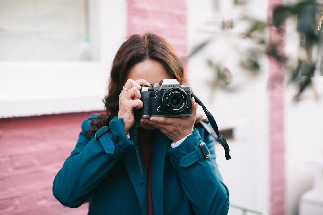 Foto De Mujer Sosteniendo La Cámara